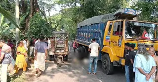 পাবনায় ট্রাক চাপায় ভ্যানচালক নিহত